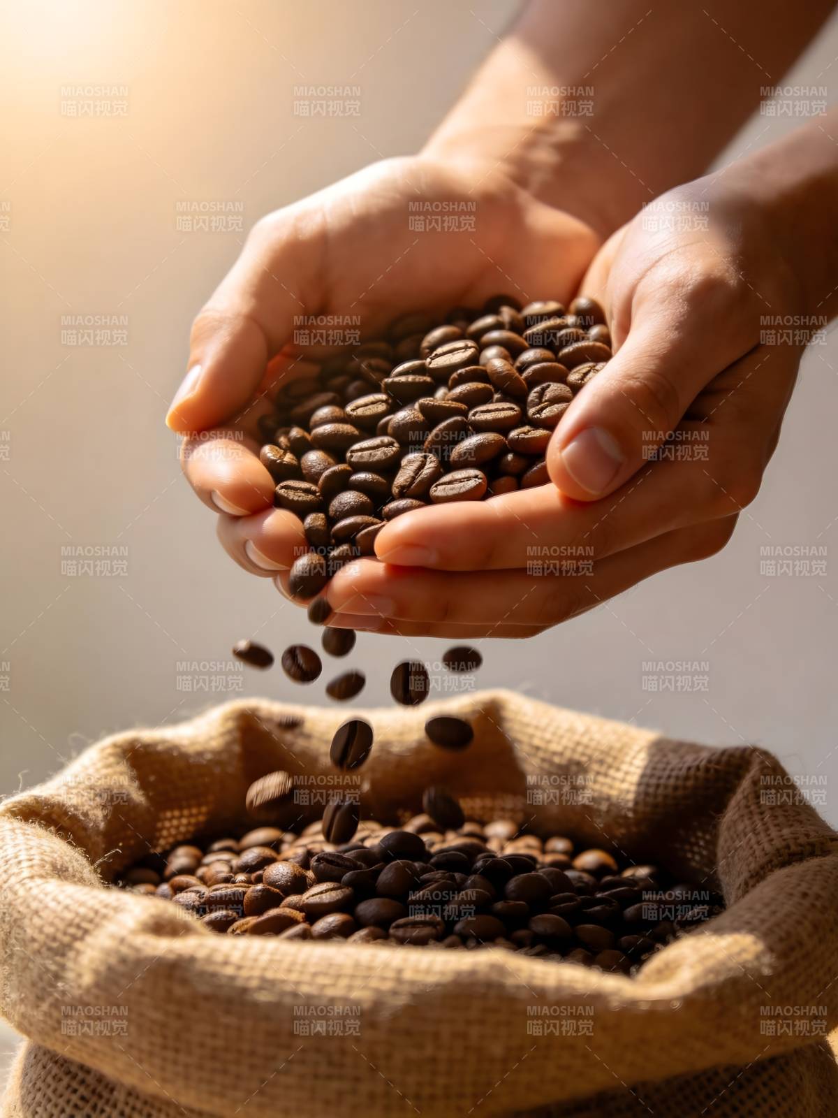 咖啡豆倾泻入袋图片