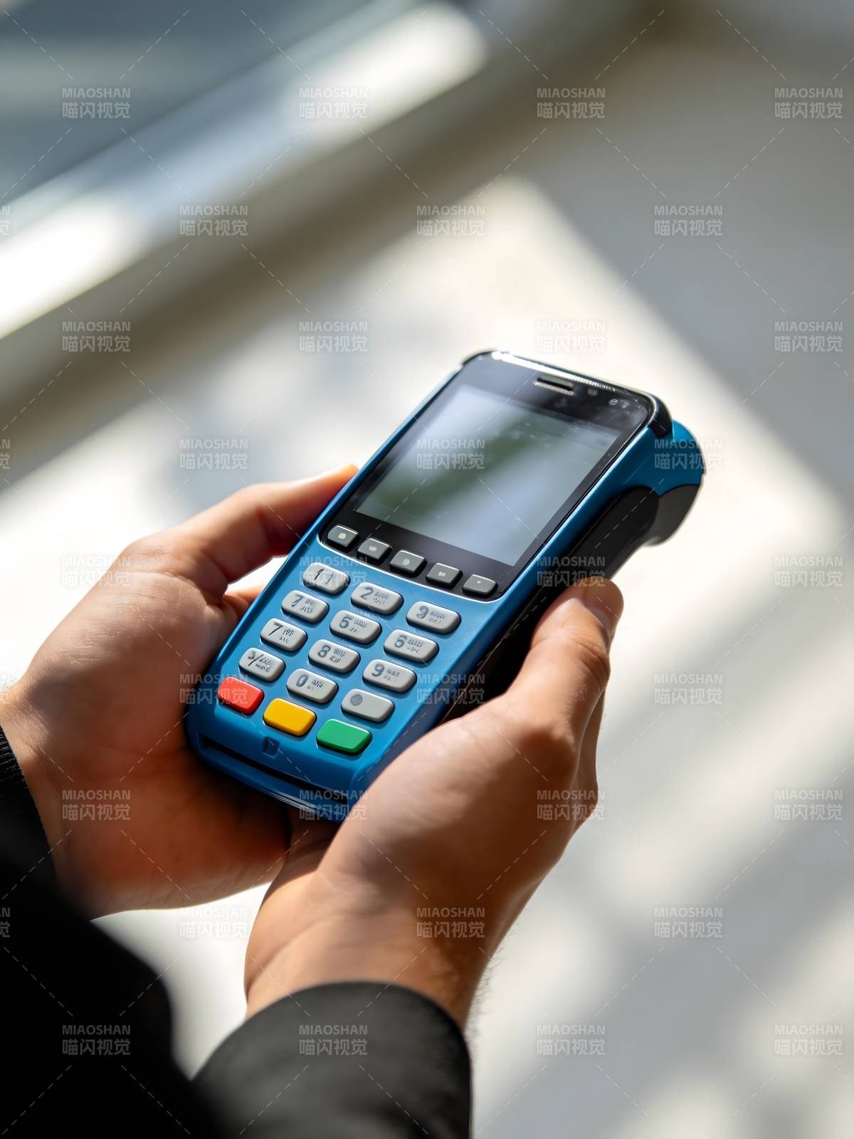手持蓝色支付终端图片