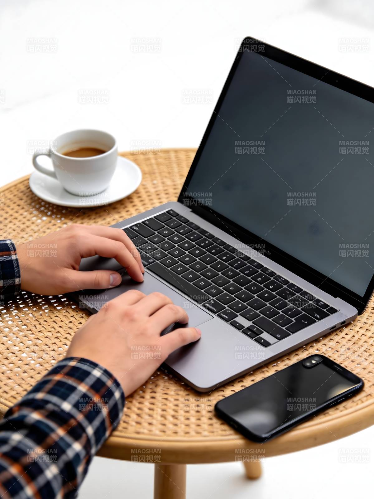 办公桌上的专注时刻图片