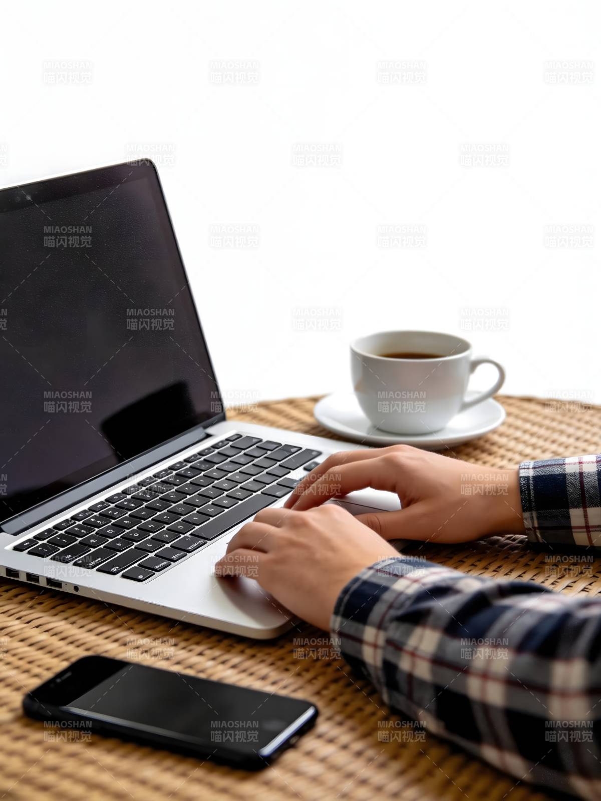 专注工作 咖啡相伴图片