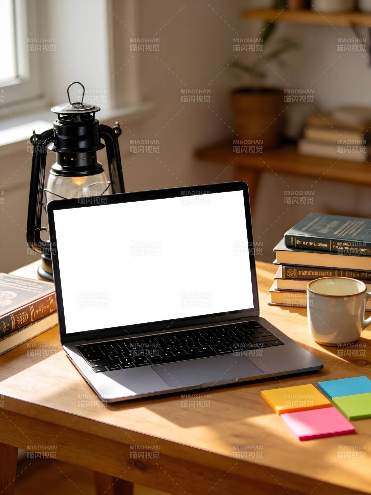 阳光下的工作角落图片