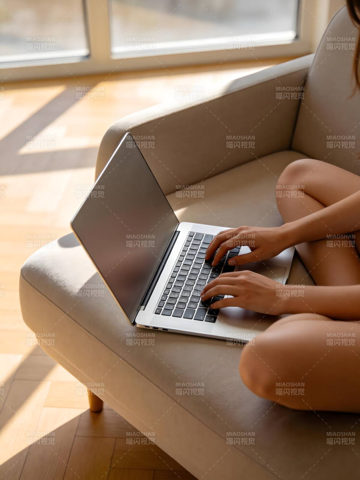 阳光下的专注工作图片