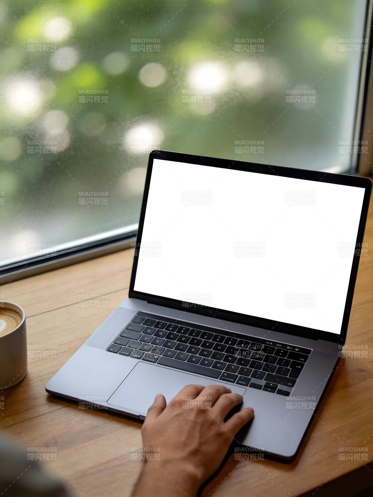 窗边办公 专注工作图片