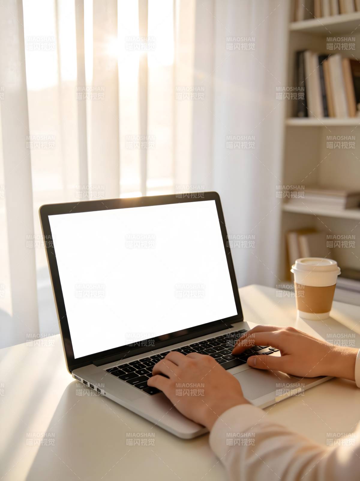 阳光下的办公时刻图片