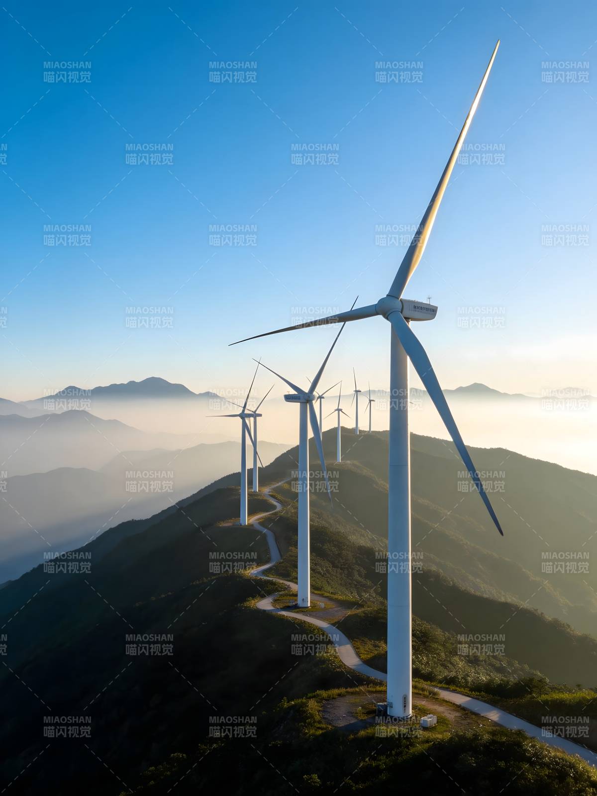 山巅风车迎晨光图片