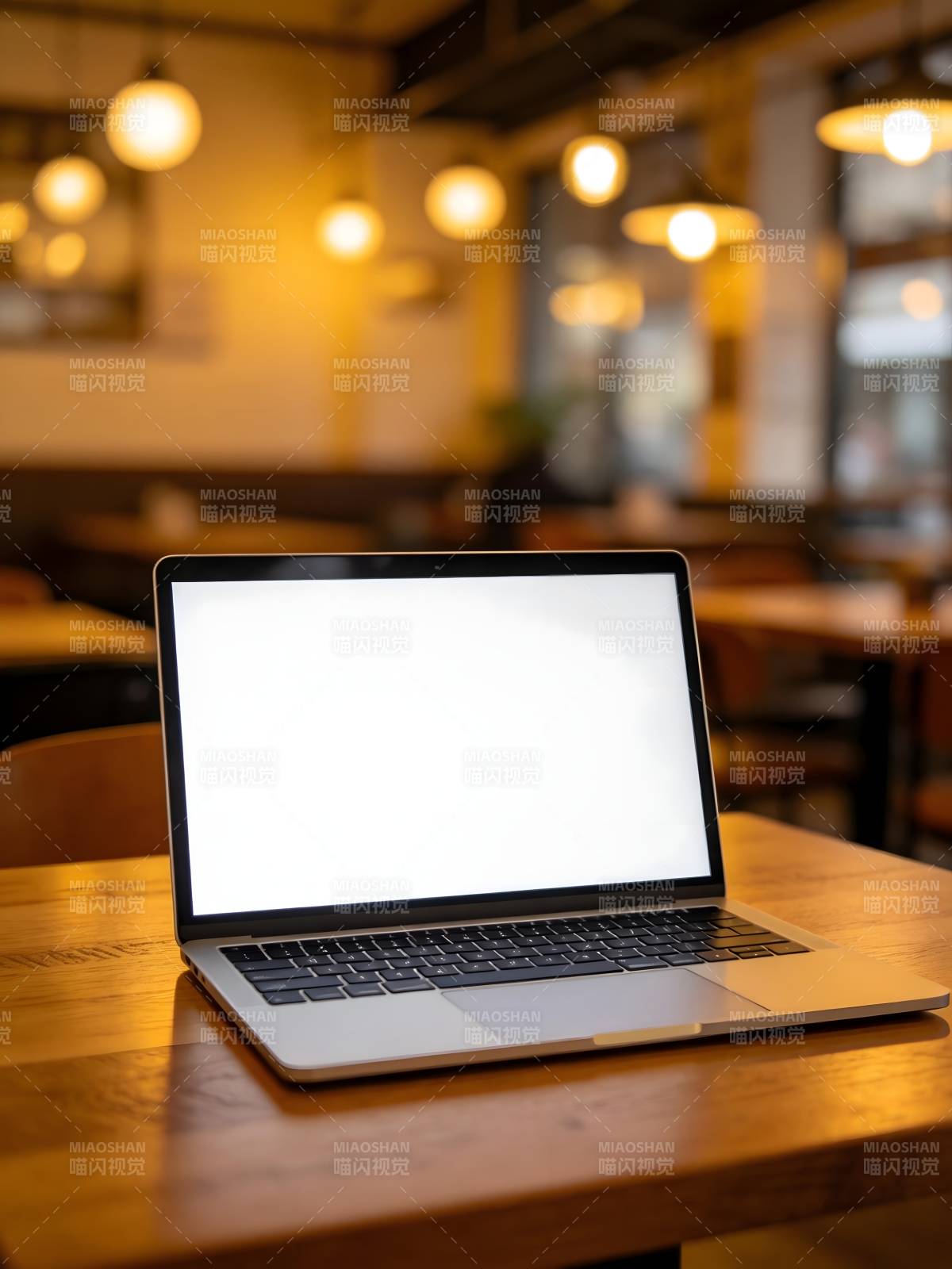 咖啡馆中的笔记本电脑图片
