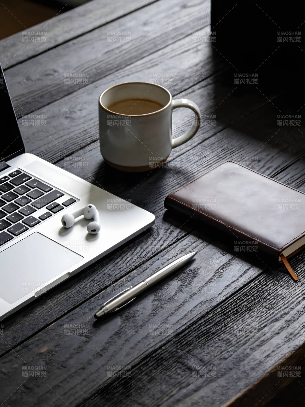 工作桌面静物图片