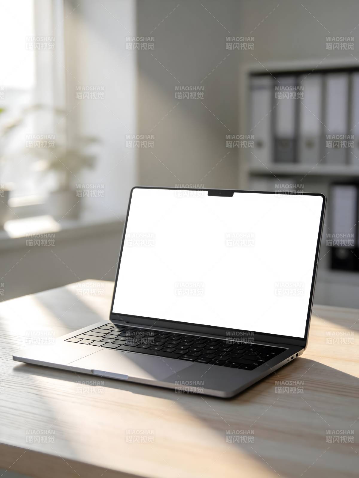 阳光下的笔记本电脑图片