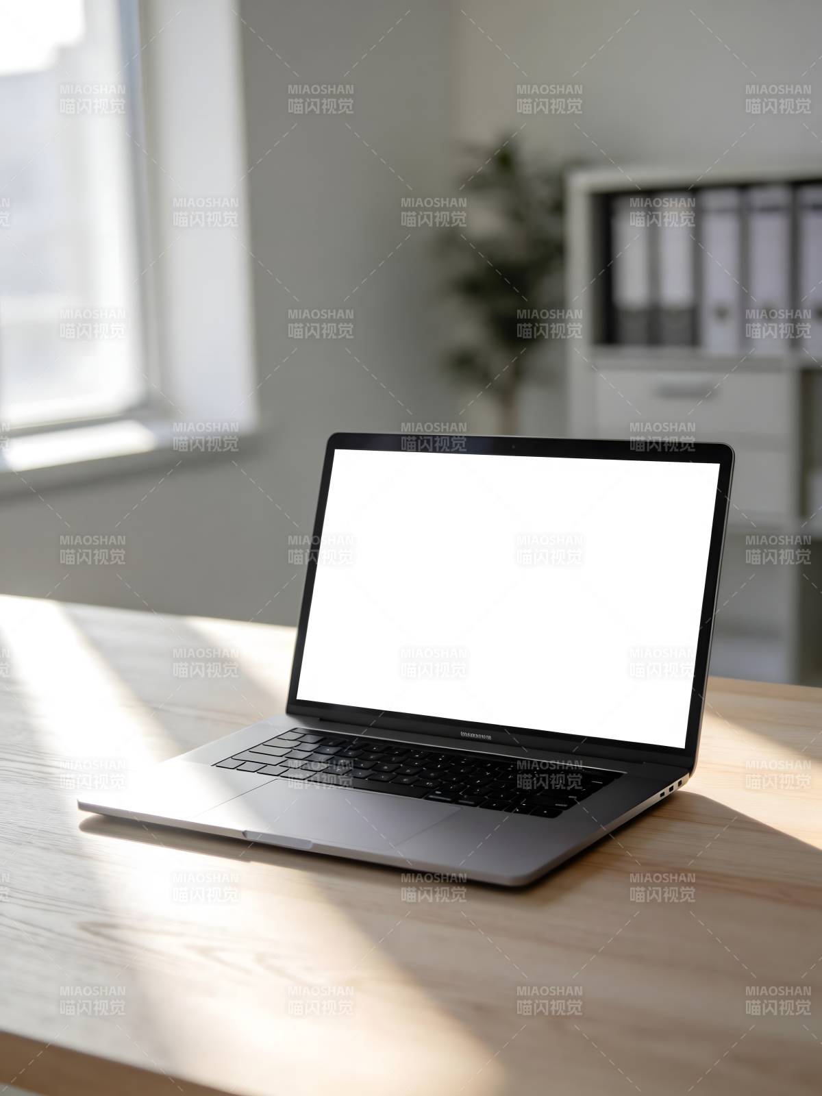 阳光下的笔记本电脑图片