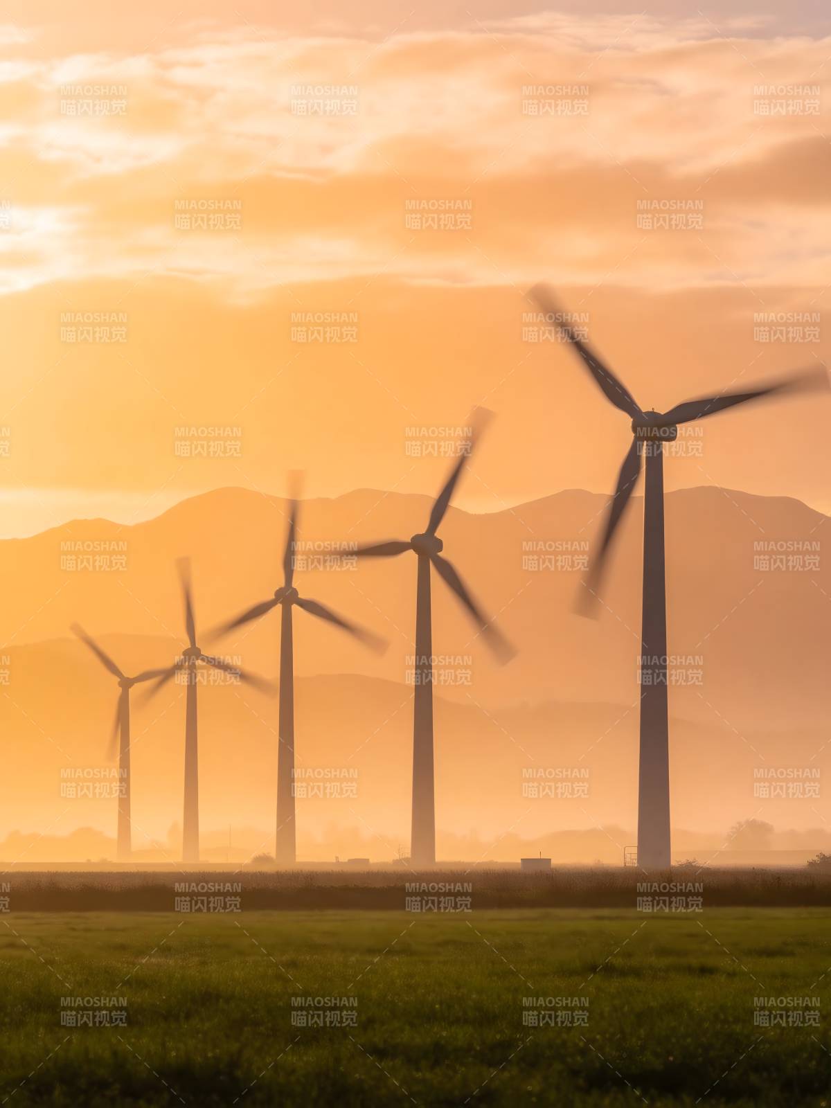 风车日落田园景图片