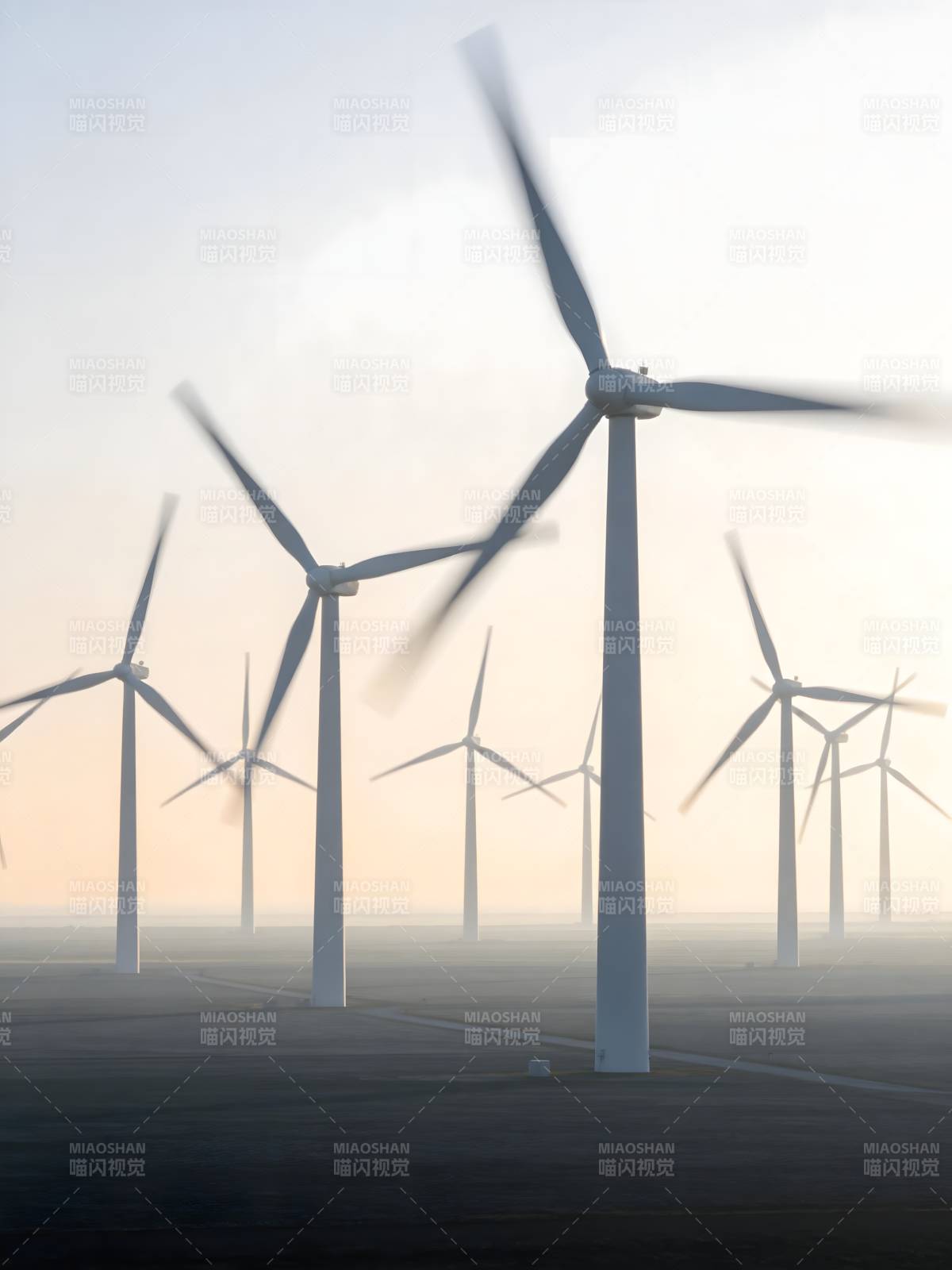 风车阵列迎晨曦图片