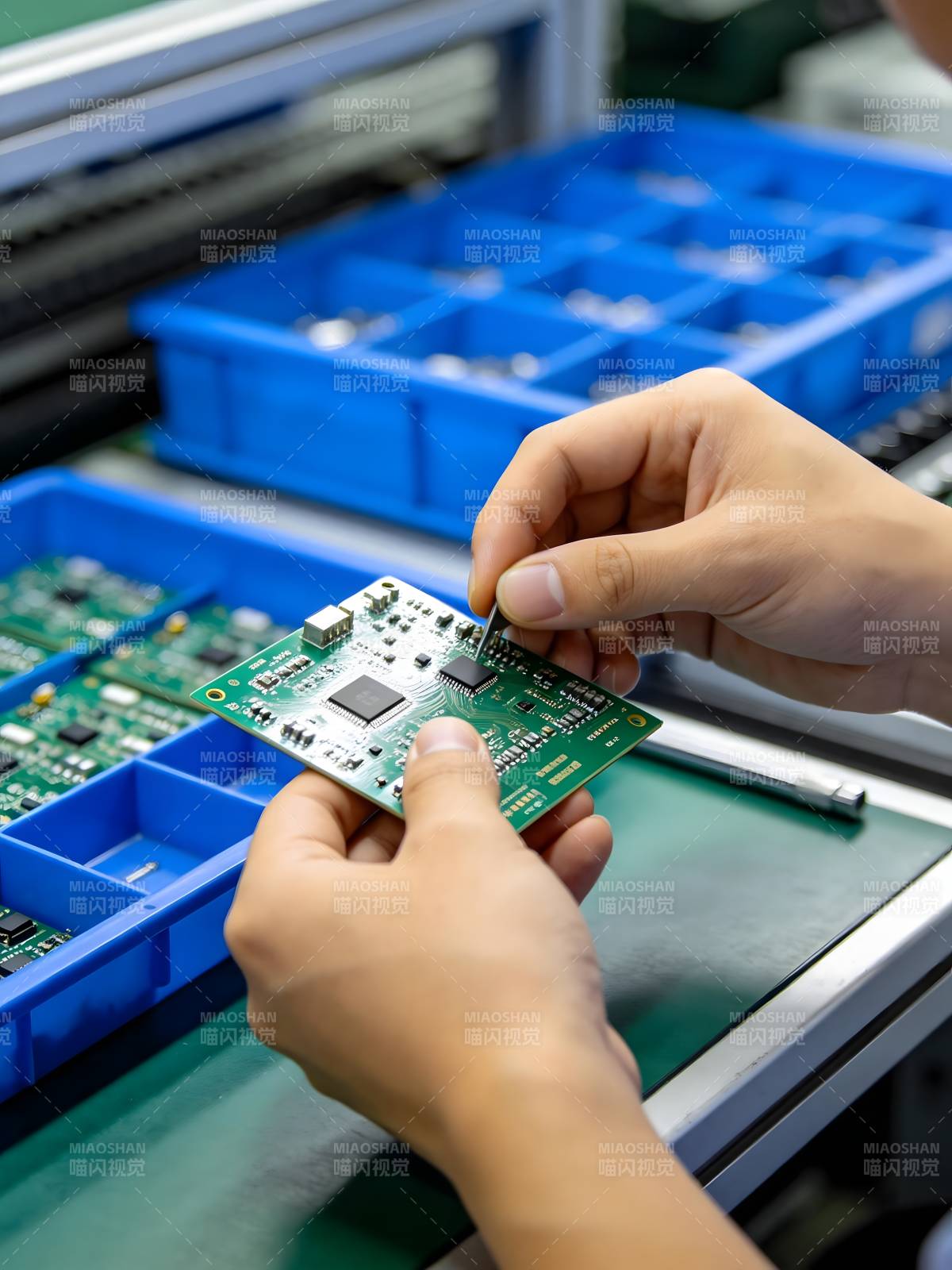 电子元件组装中图片