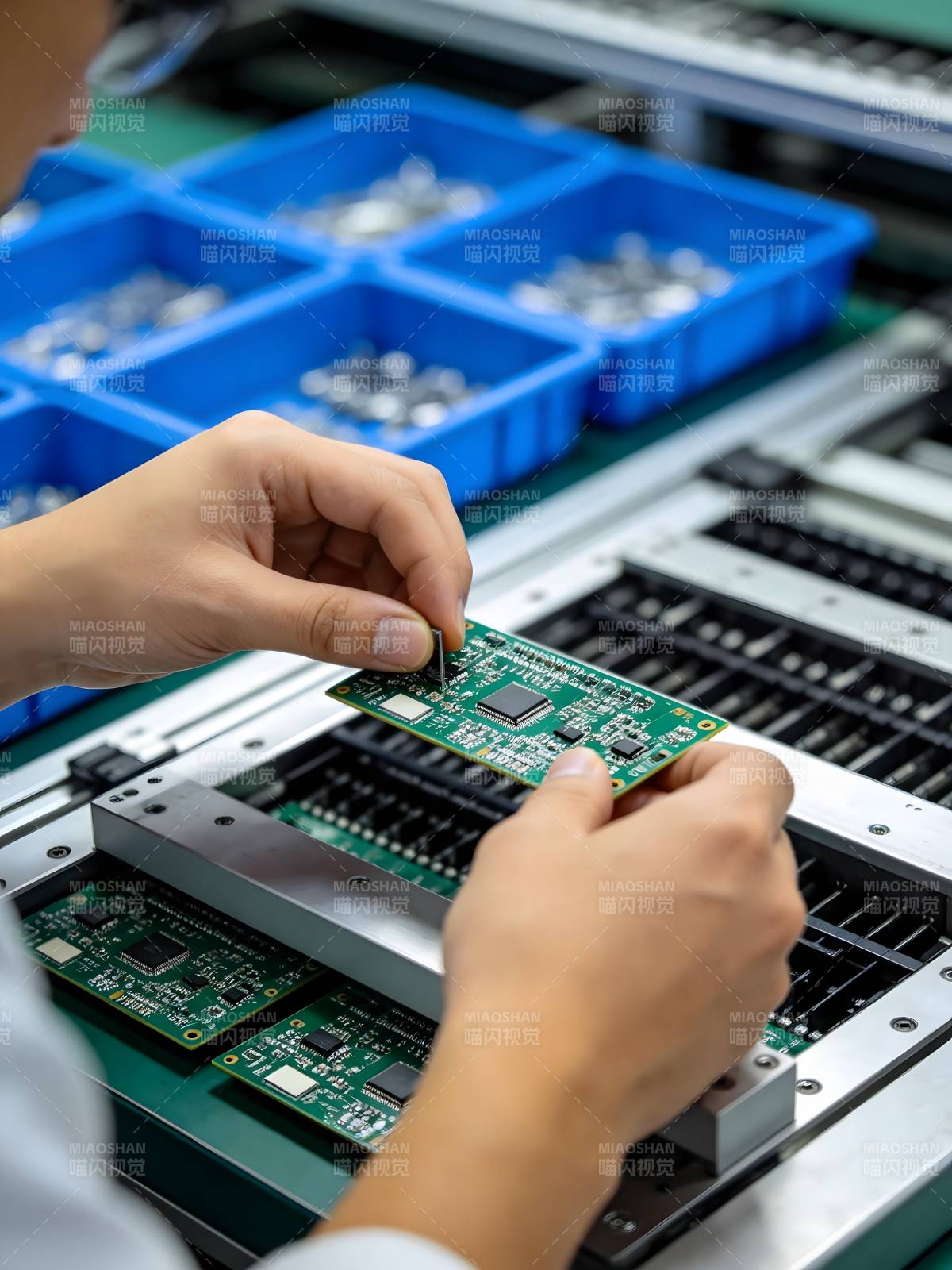 电子组装作业现场图片