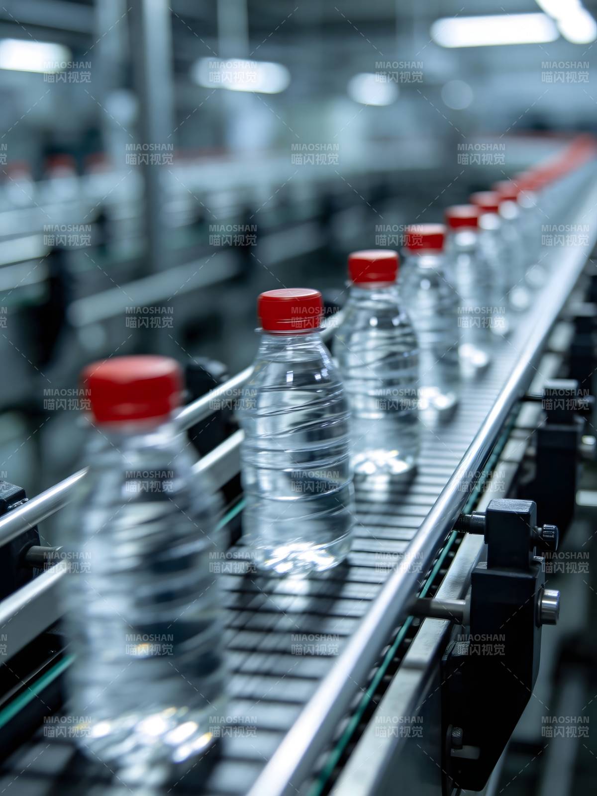 流水线上的水瓶图片