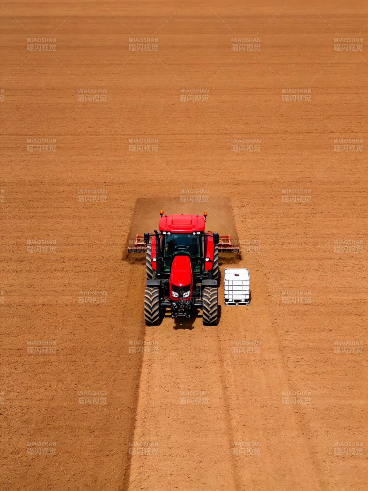 红拖拉机耕作田地图片