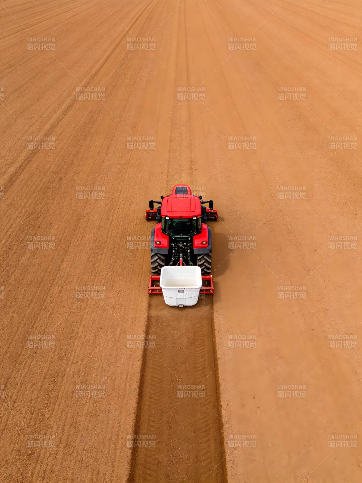 红色拖拉机耕作中图片
