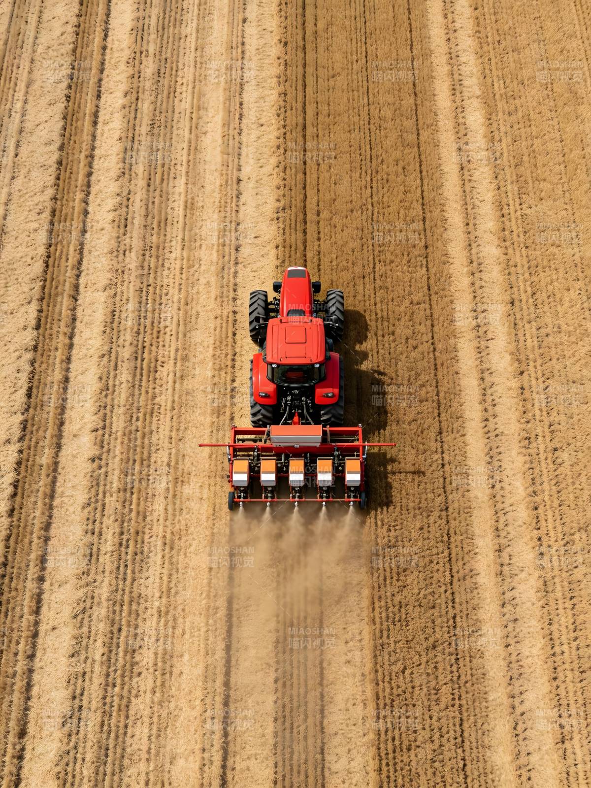 红色拖拉机耕作中图片