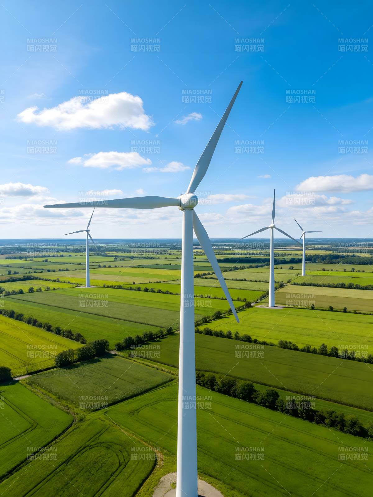 风车绿野蓝天图片
