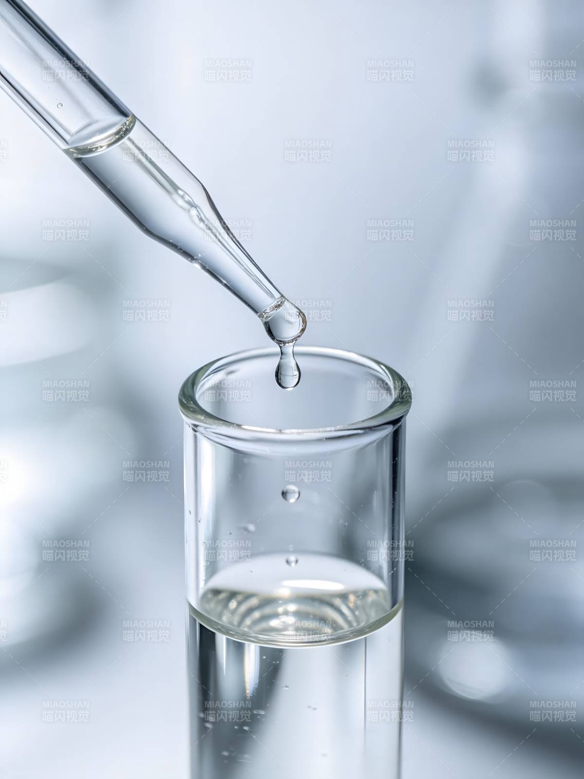 实验滴管加液图片