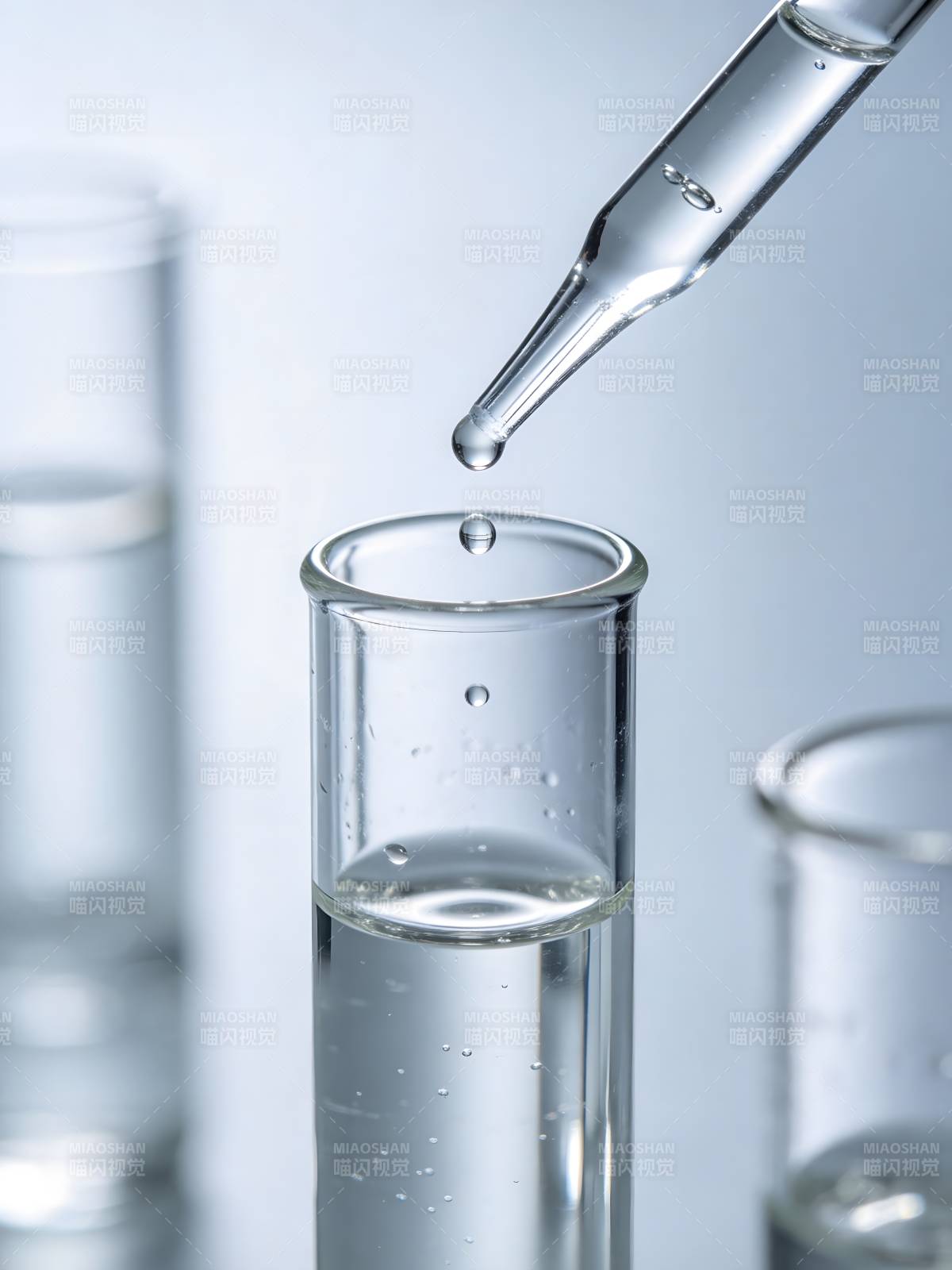 实验滴管加液图片