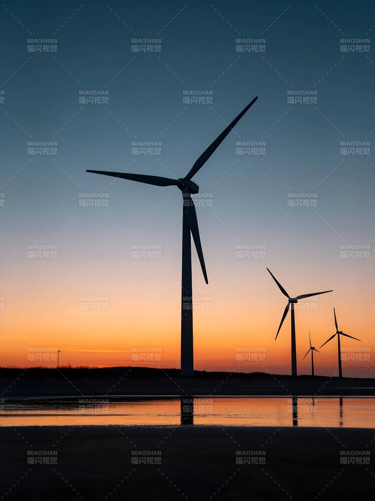 风车剪影映夕阳图片