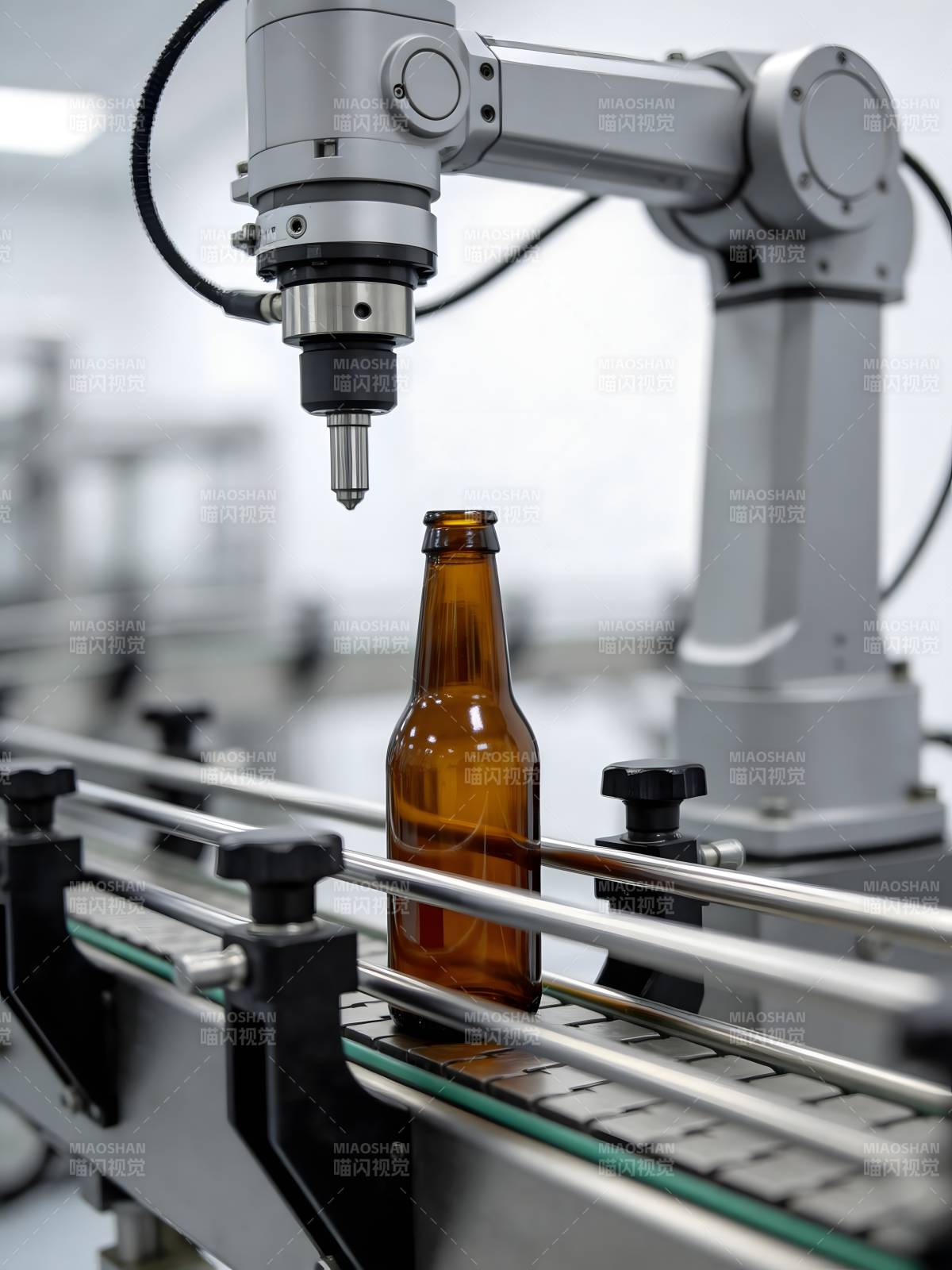智能机械臂灌装啤酒图片