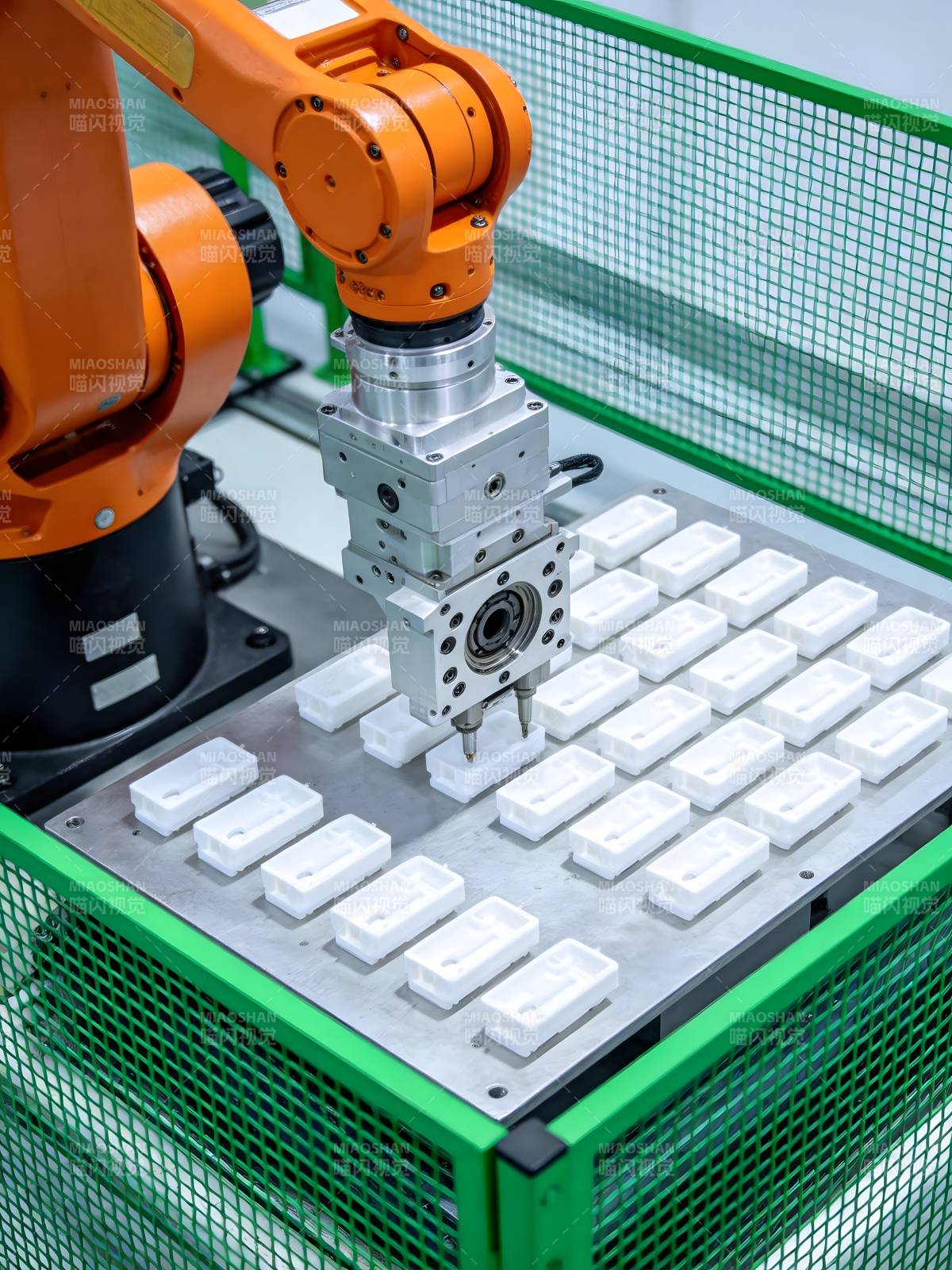 机械臂精准作业图片