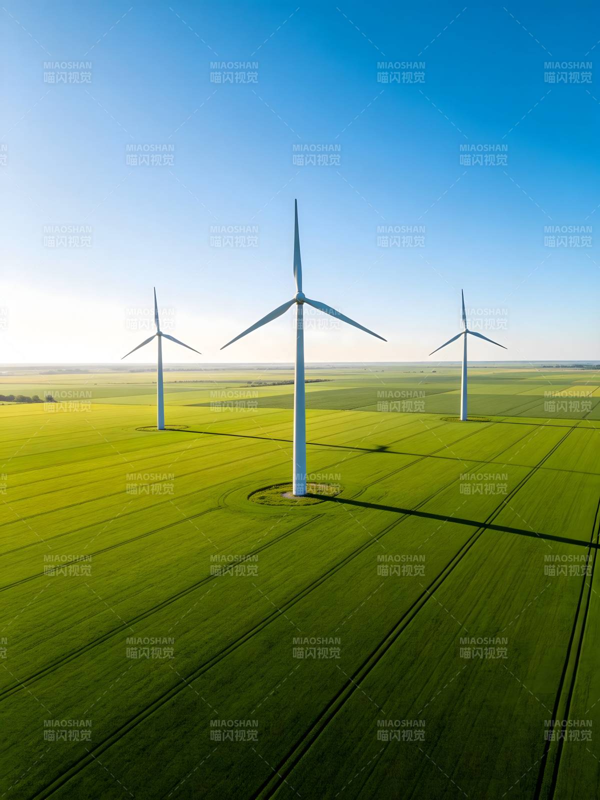 风车绿野蓝天图片
