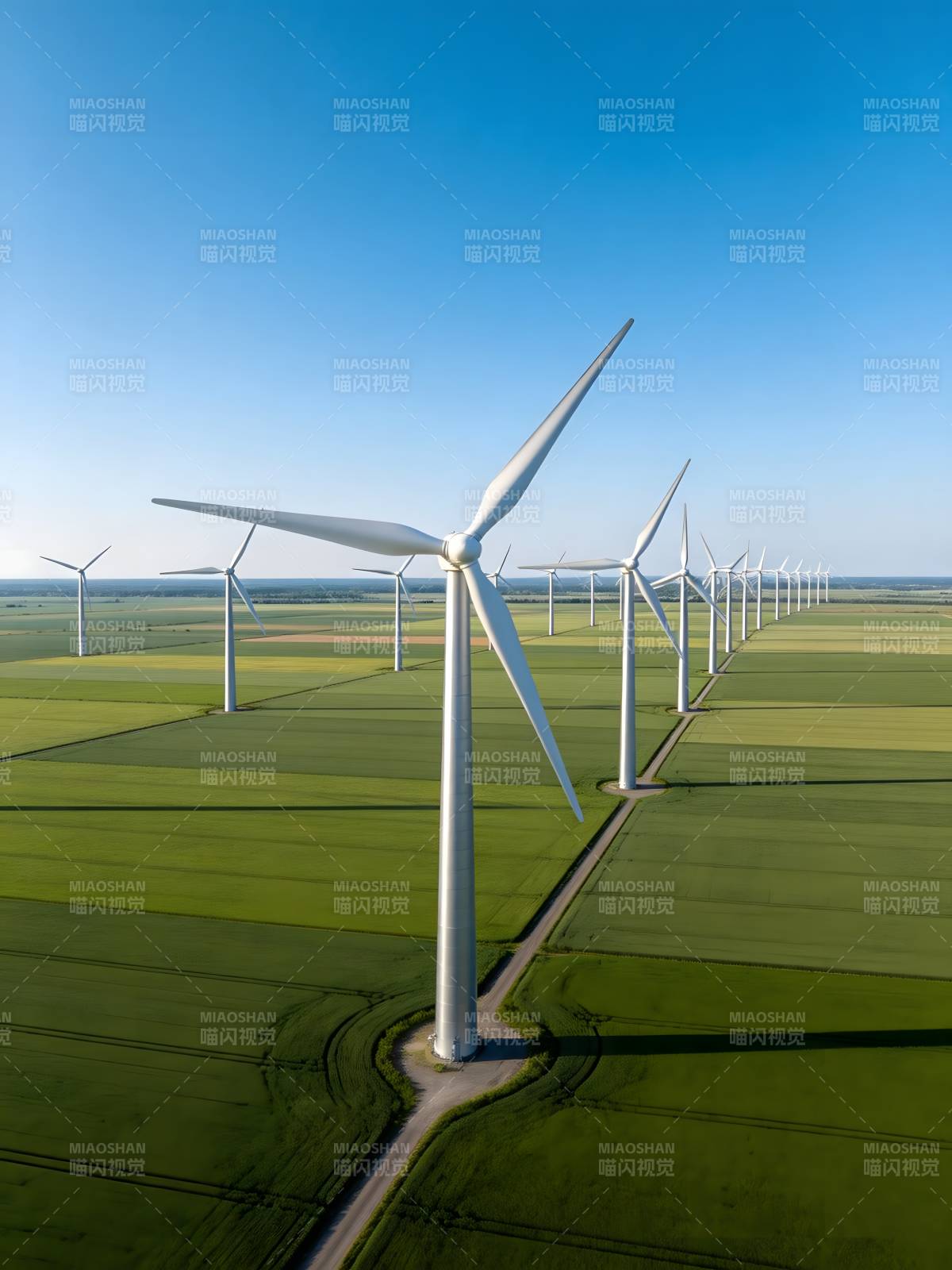 风车列阵绿野间图片