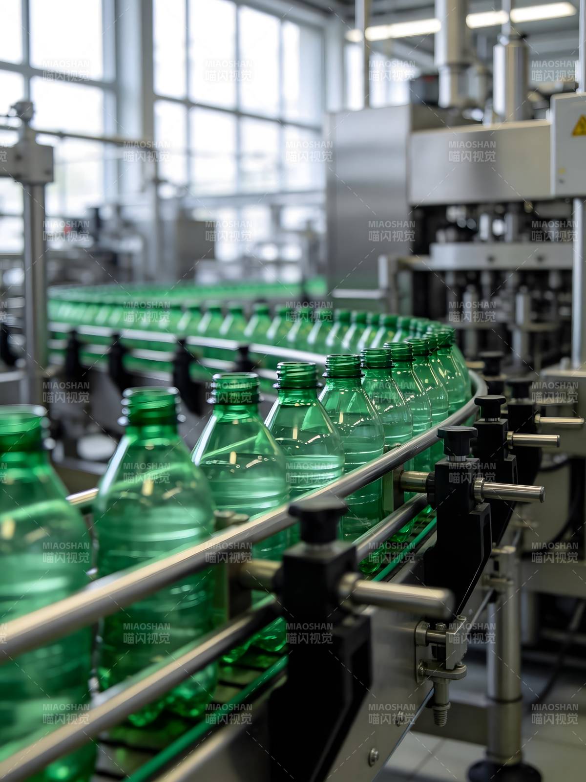 绿色瓶装流水线图片