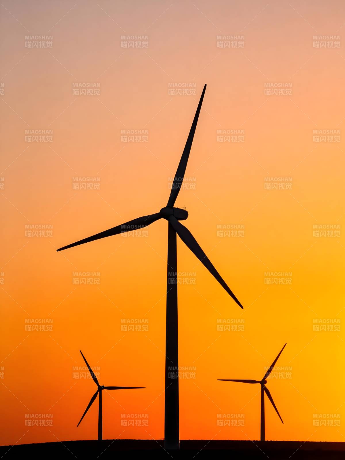 风车剪影夕阳下图片