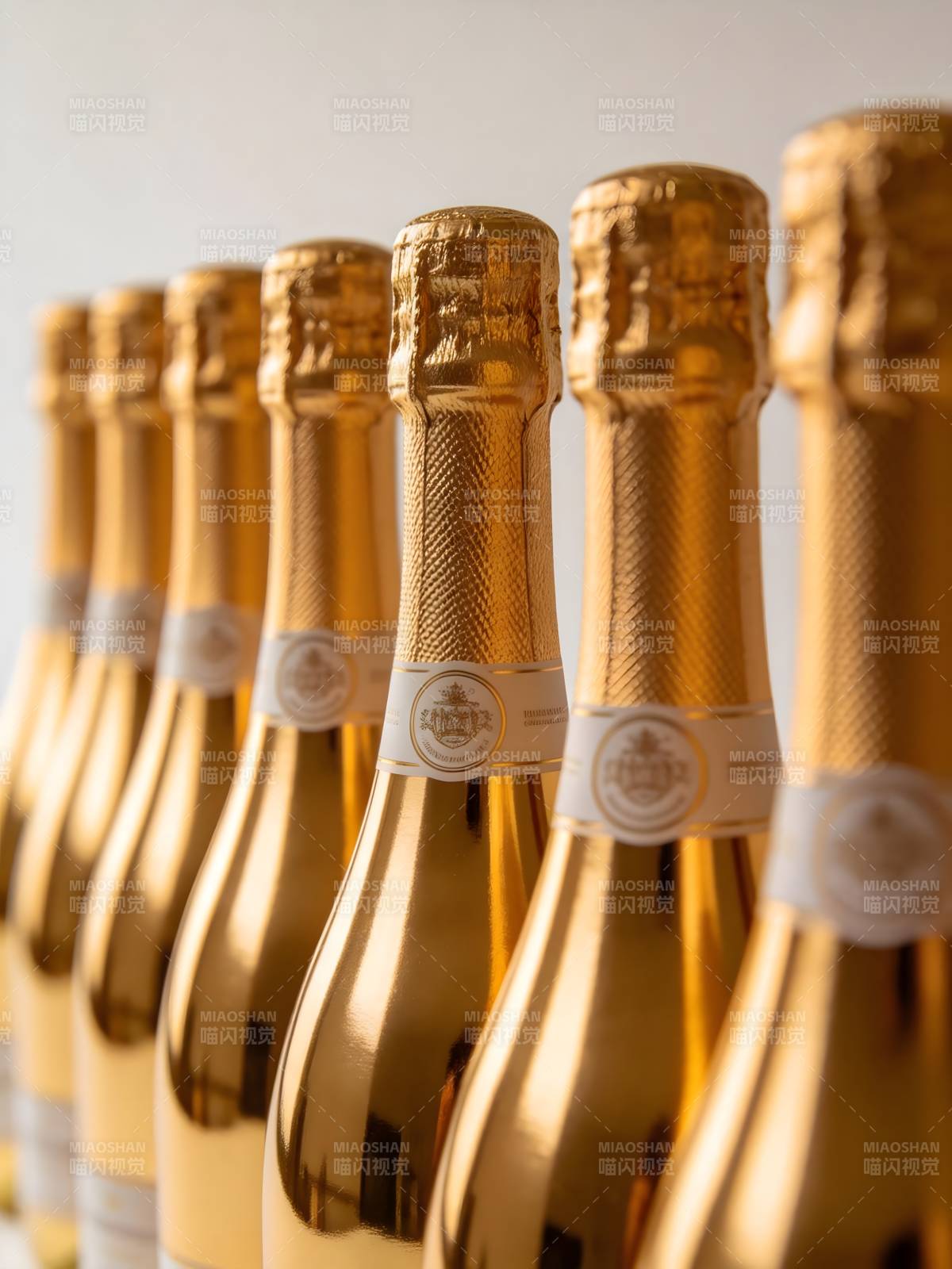 金色香槟列队图片