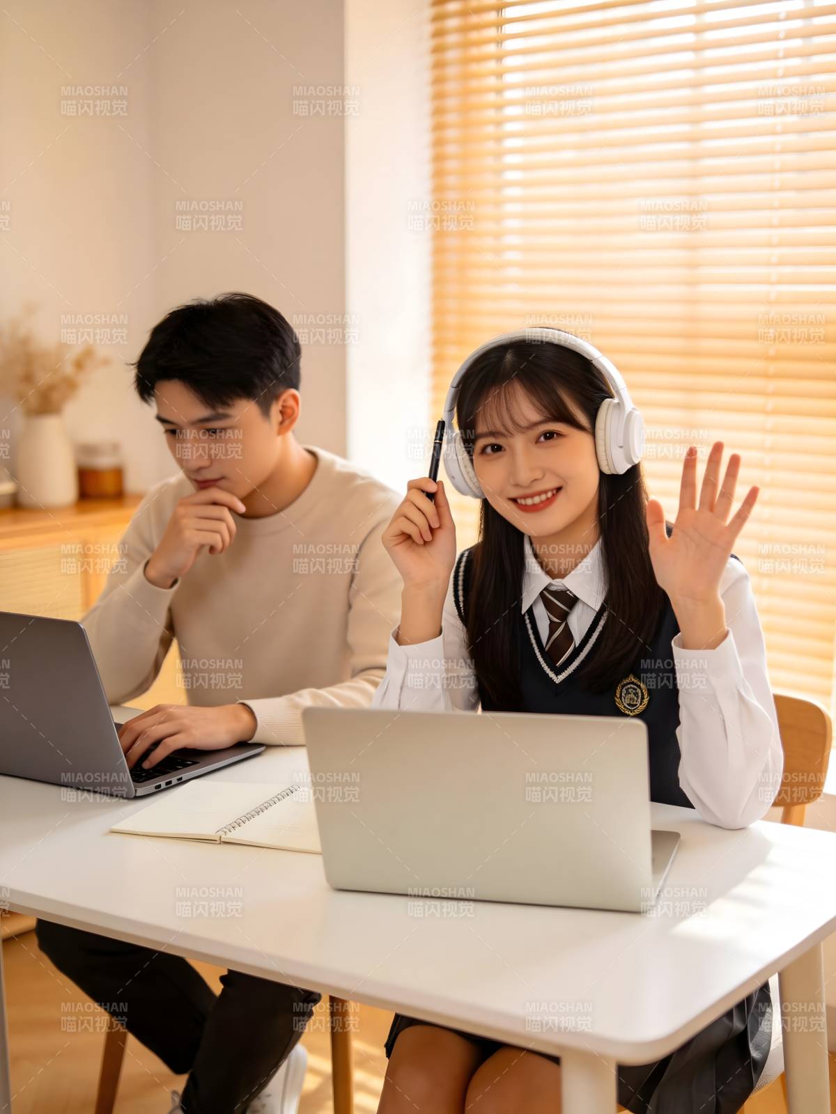 学生在线学习场景图片