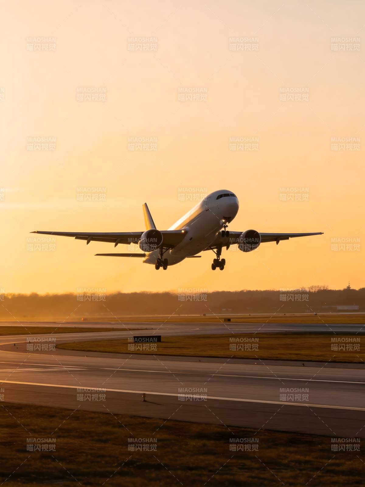 日落时分飞机起飞图片