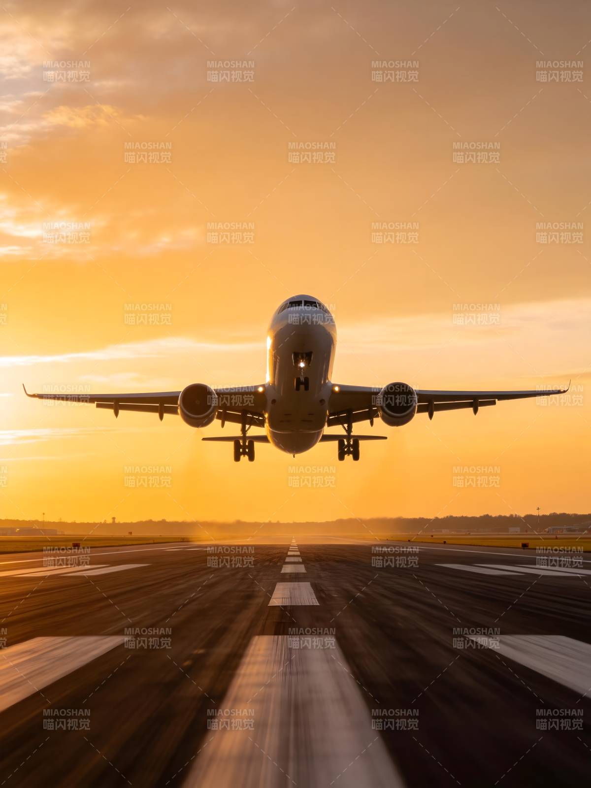 日落时分飞机起飞图片