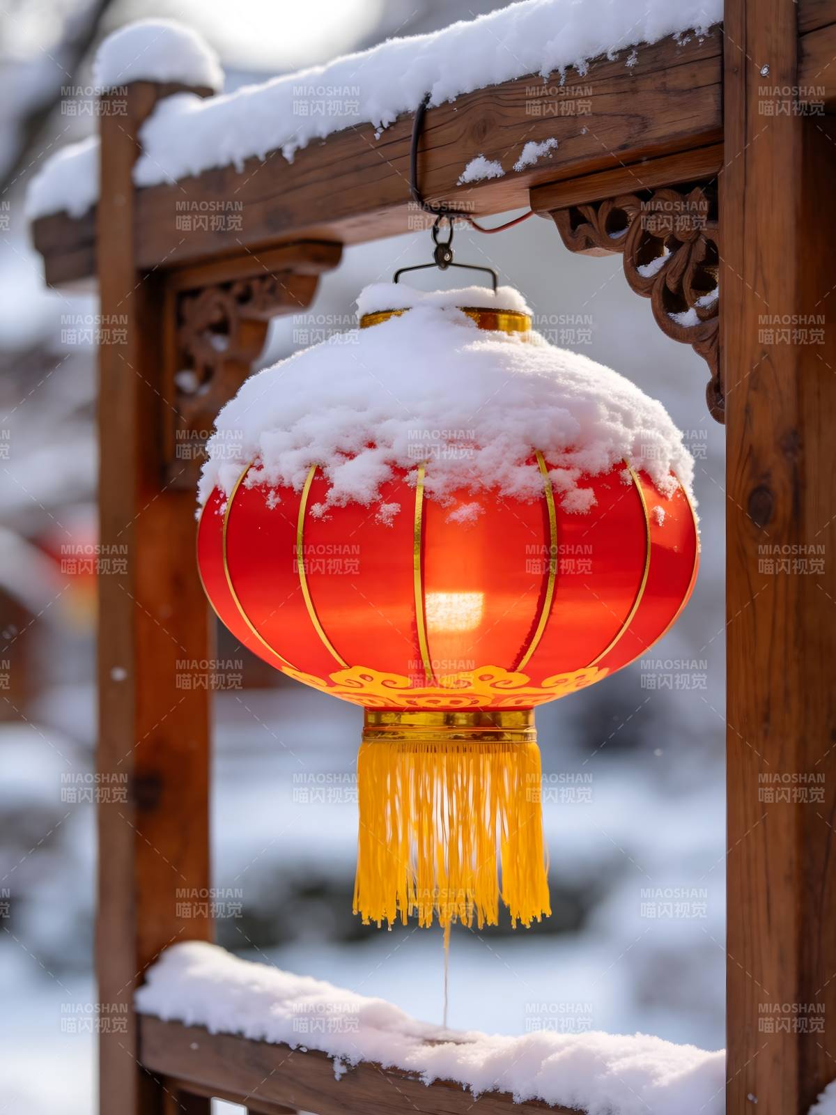雪覆红灯笼图片