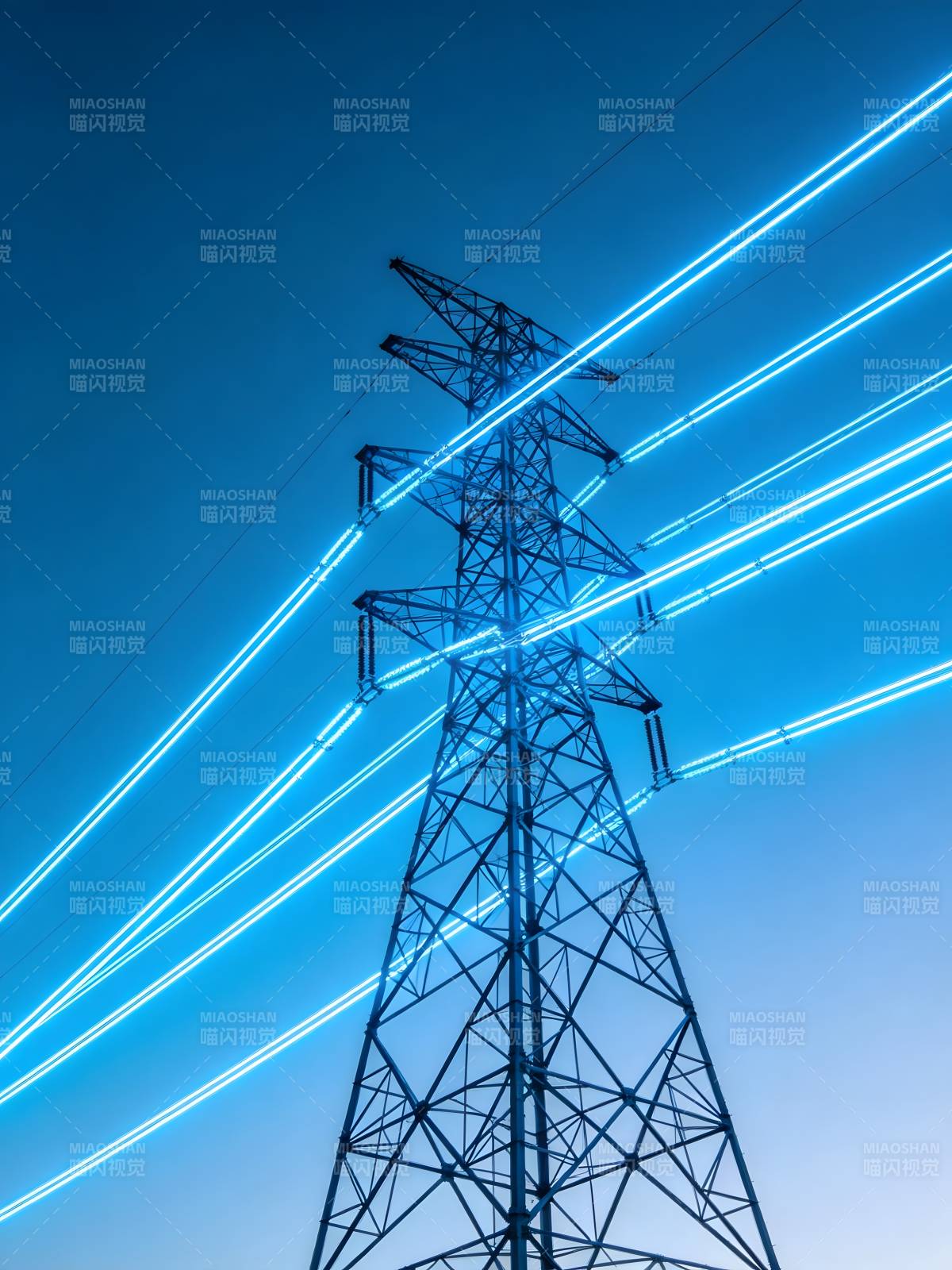 电塔与光轨图片