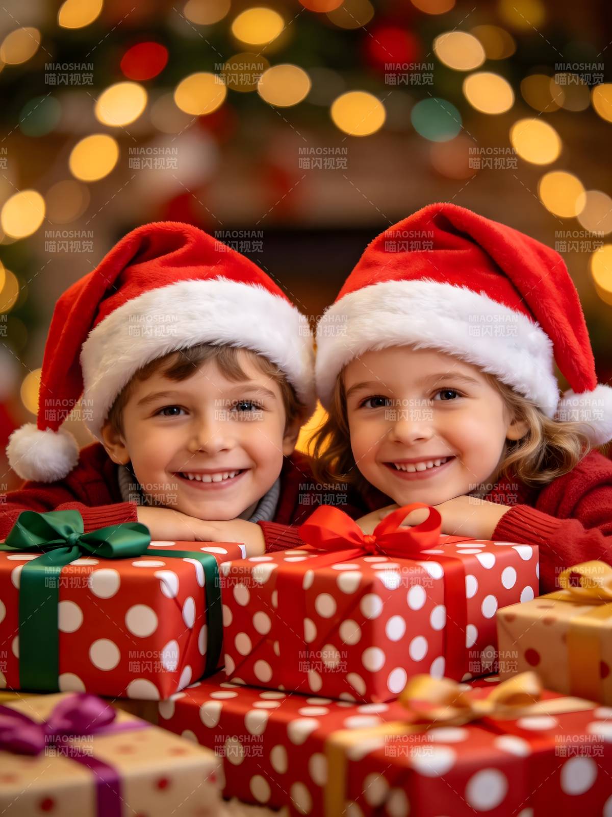 圣诞双胞胎笑迎礼物图片