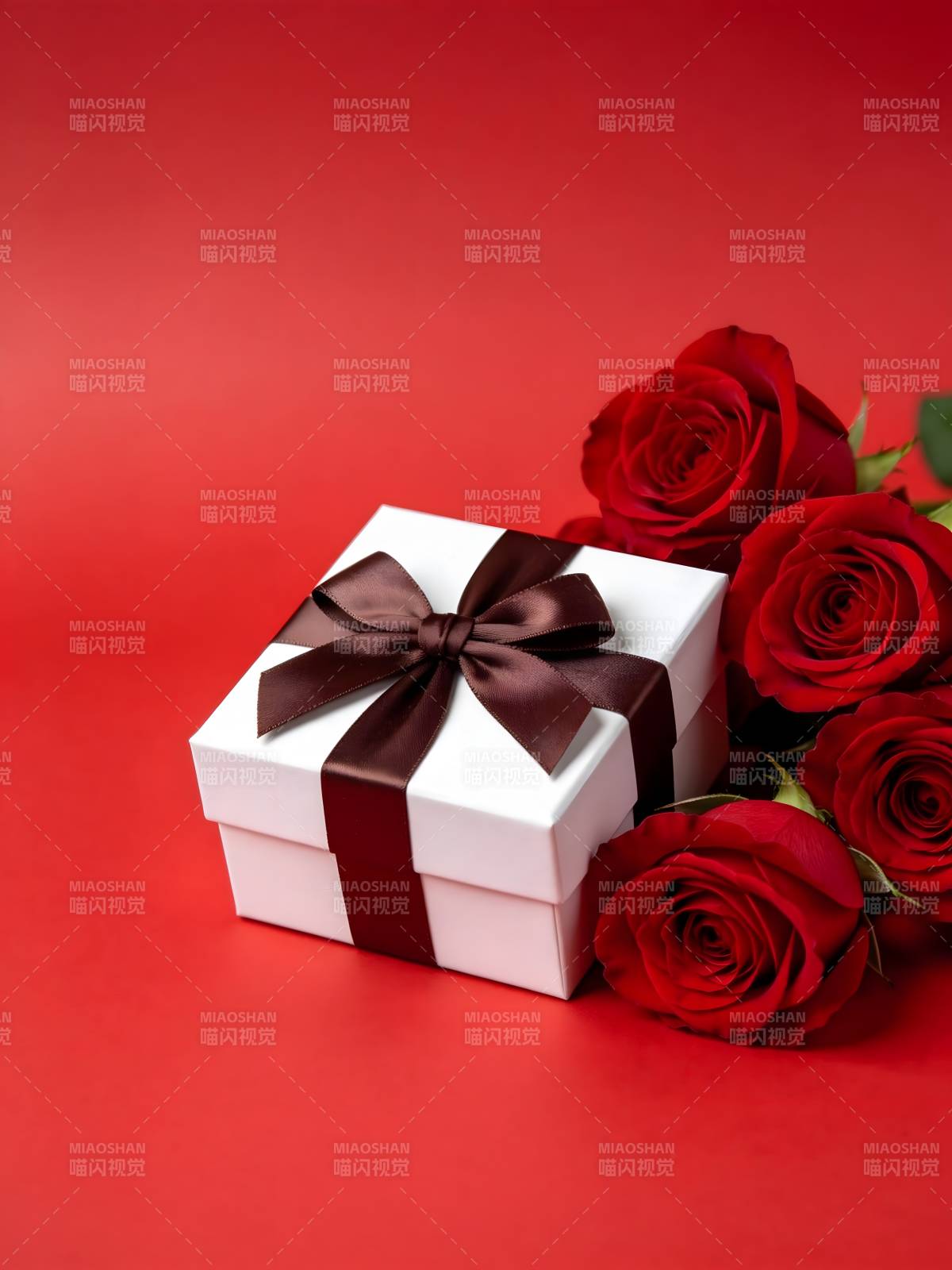 红玫瑰与礼盒图片
