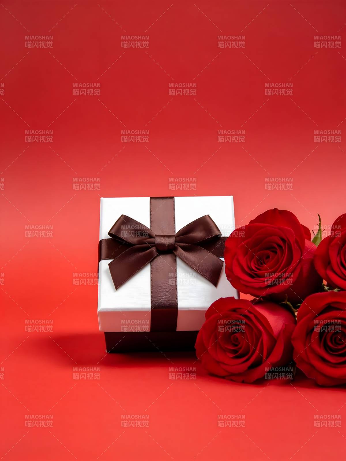 红玫瑰与礼盒图片