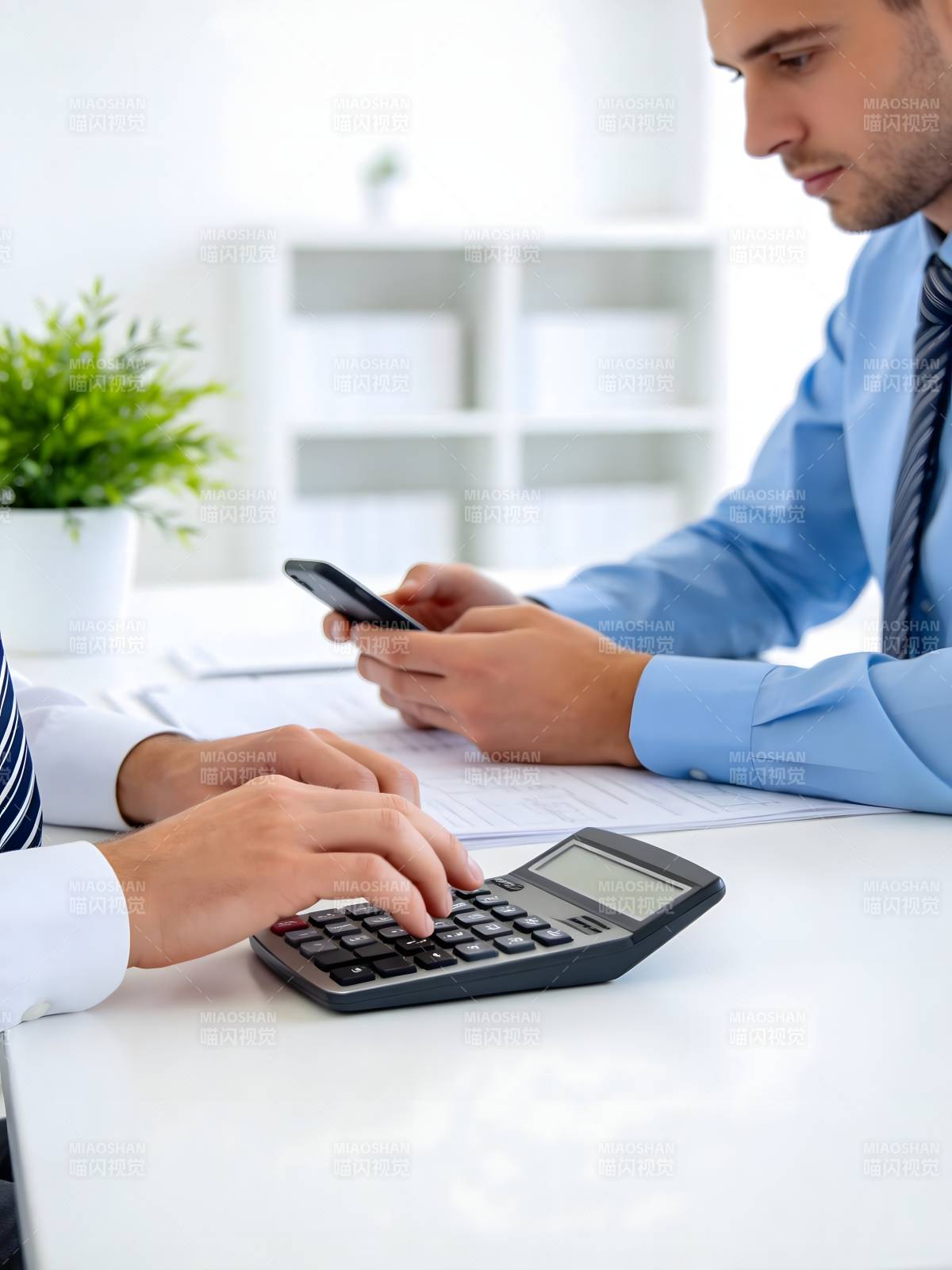 办公桌前算账图片