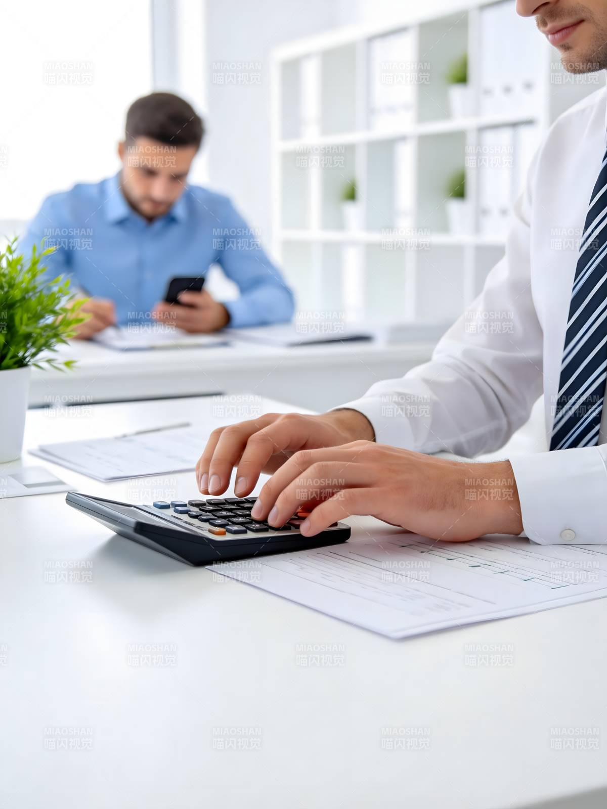 办公桌前算账图片