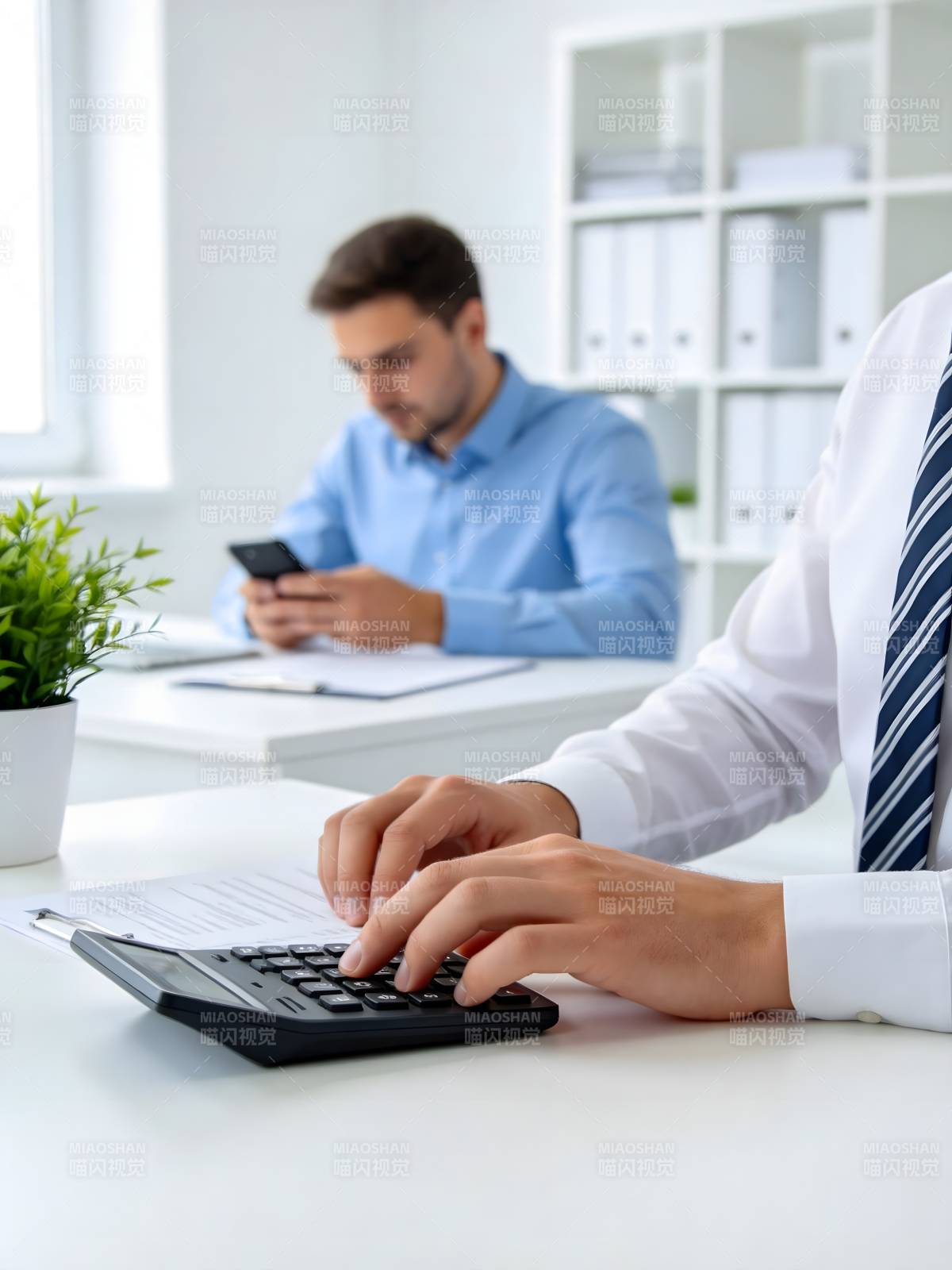 办公桌前算账图片