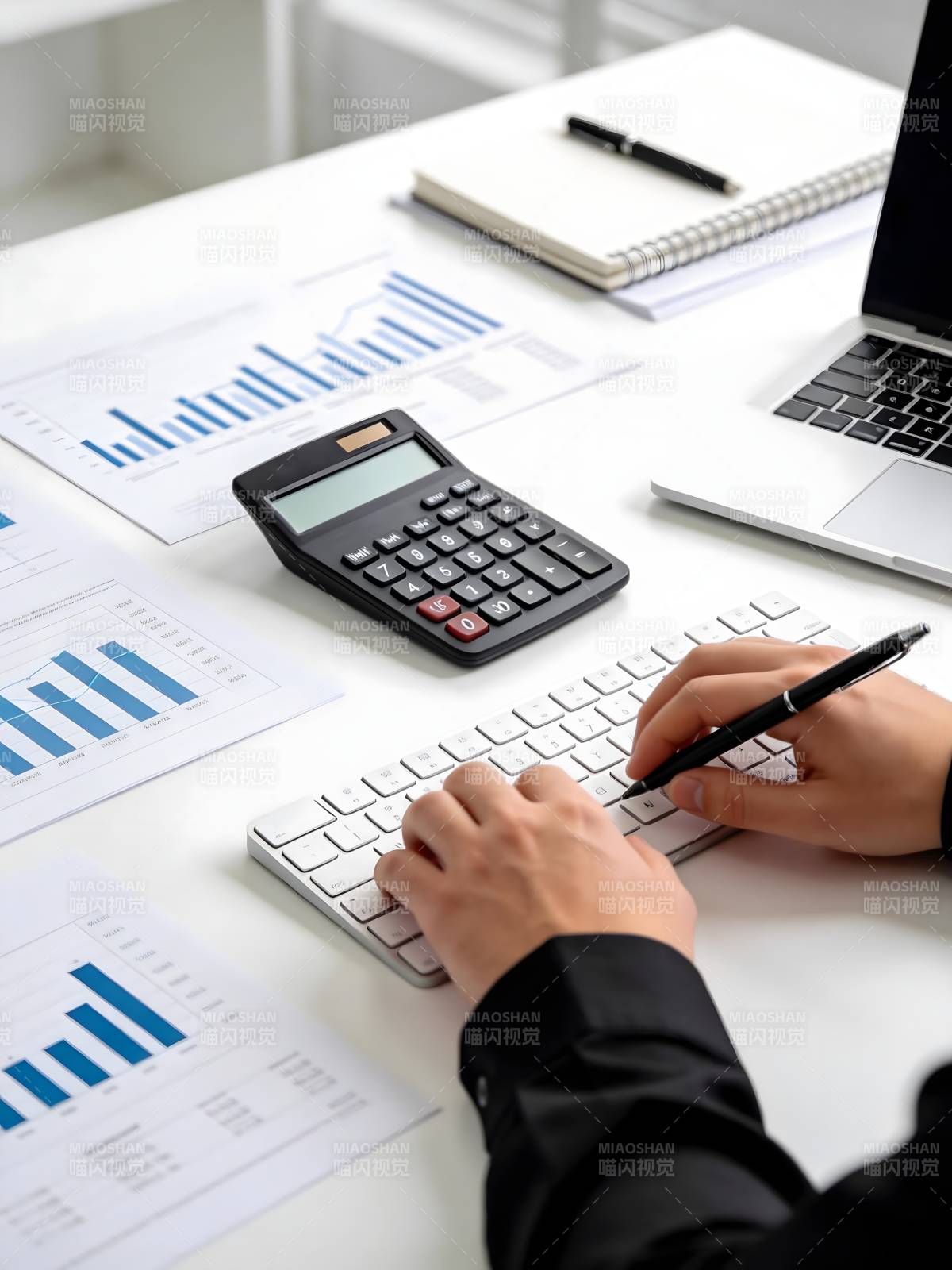 办公桌上的财务分析图片