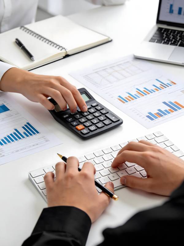 财务分析工作场景图片