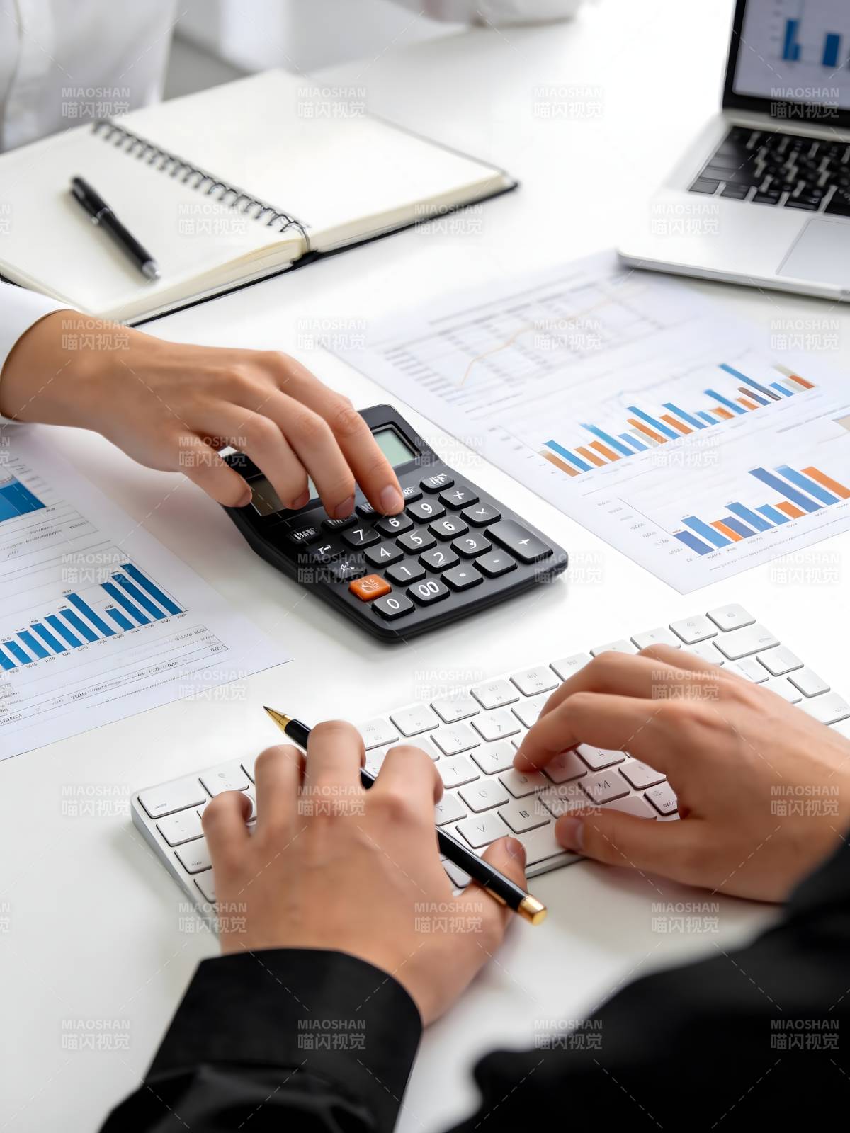 财务分析工作场景图片