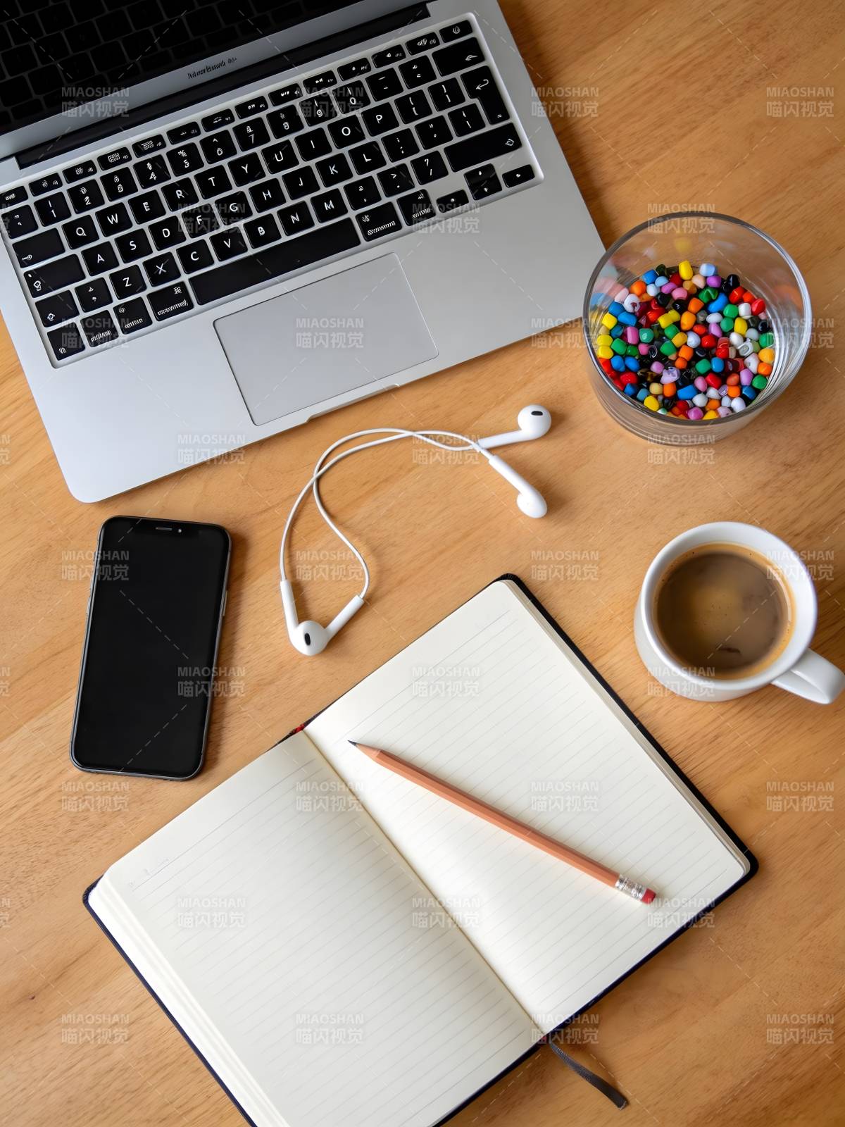 工作桌面一角图片