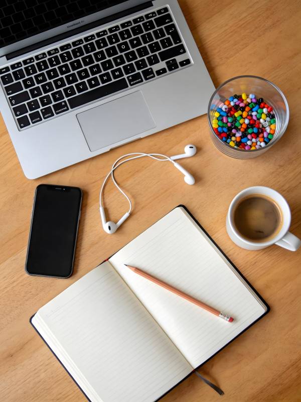 工作桌面一角图片