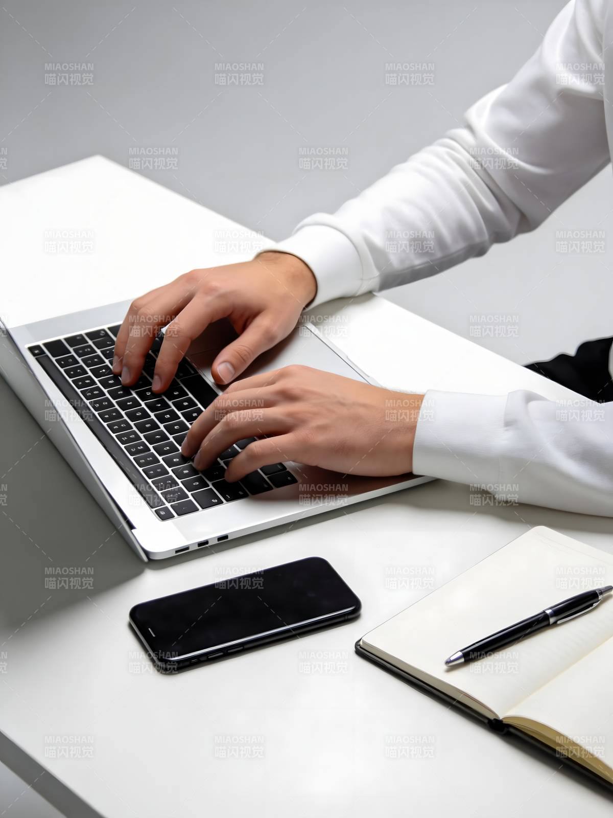 专注工作瞬间图片