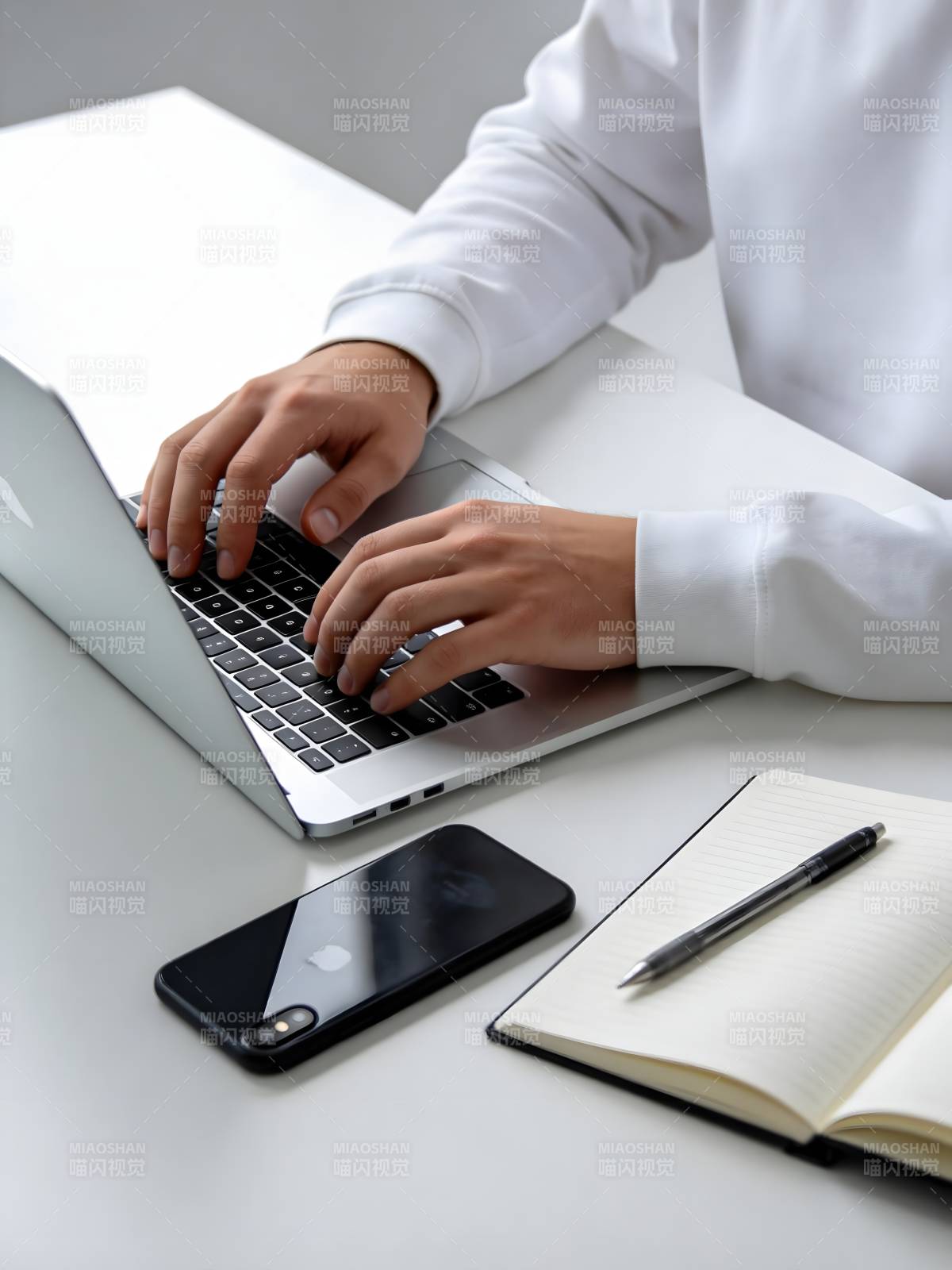 专注工作瞬间图片